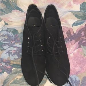 Black wedges